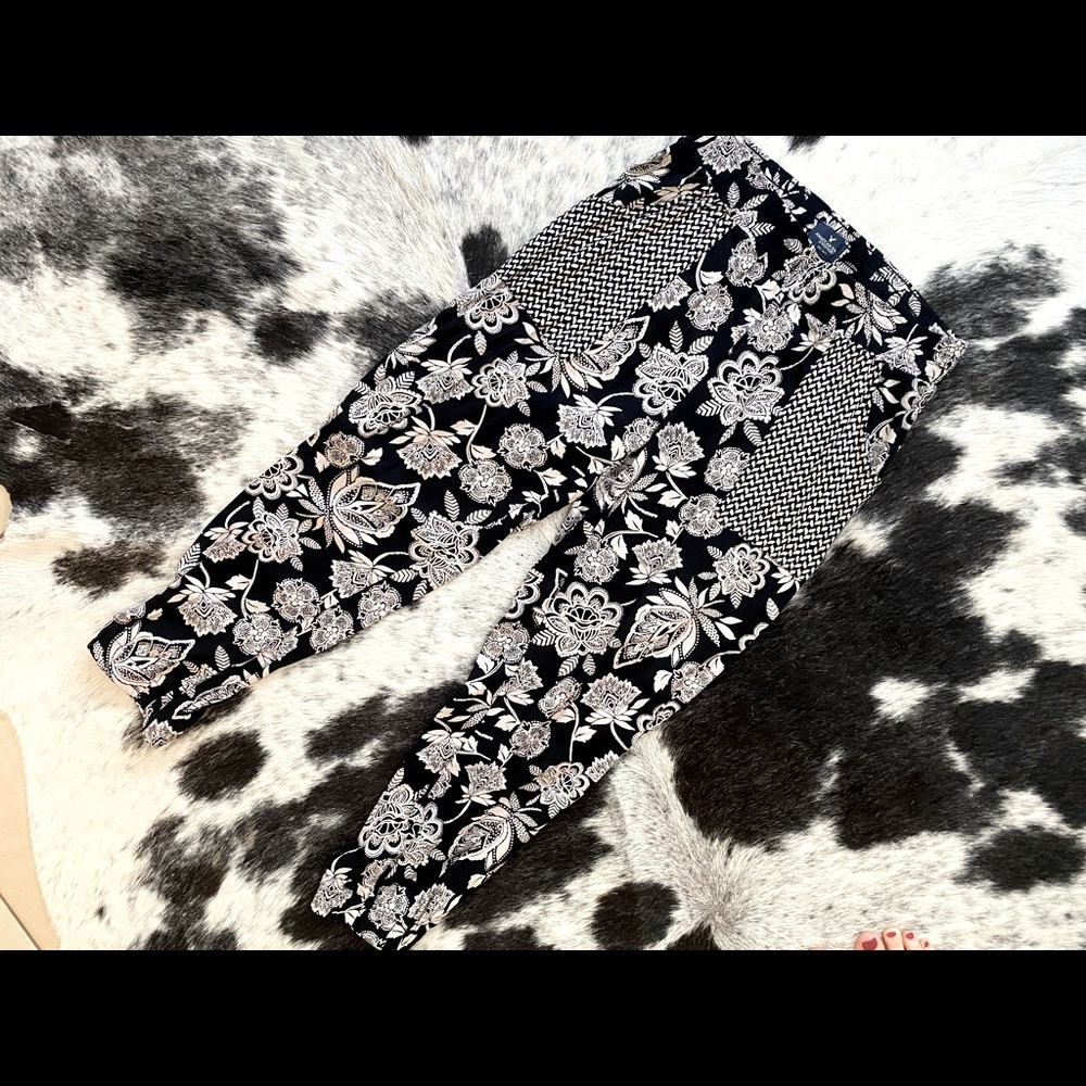 american eagle black white floral jogger